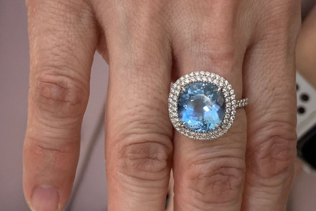 ▲台南市林姓女子5月30日逛百貨公司時不慎遺失1枚具紀念性且貴重的鑽戒，警方獲報展開調查，今天接獲百貨公司通知1名女清潔員在停車場發現，聯繫後物歸原主。（圖／翻攝畫面）