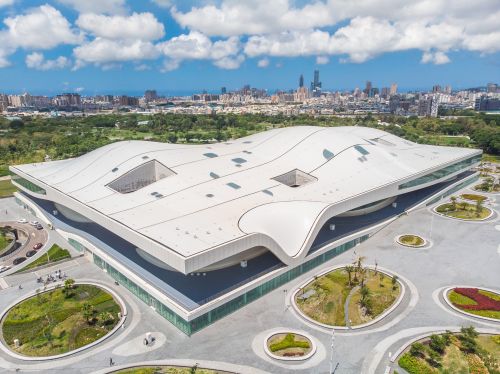 ▲衛武營國家藝術文化中心具備廣闊綠地與藝文資源，優質的居住環境成為吸引鳳山在地首購族、換屋族與跨區自住買盤搶進的重要誘因。（圖／衛武營國家藝術文化中心提供）