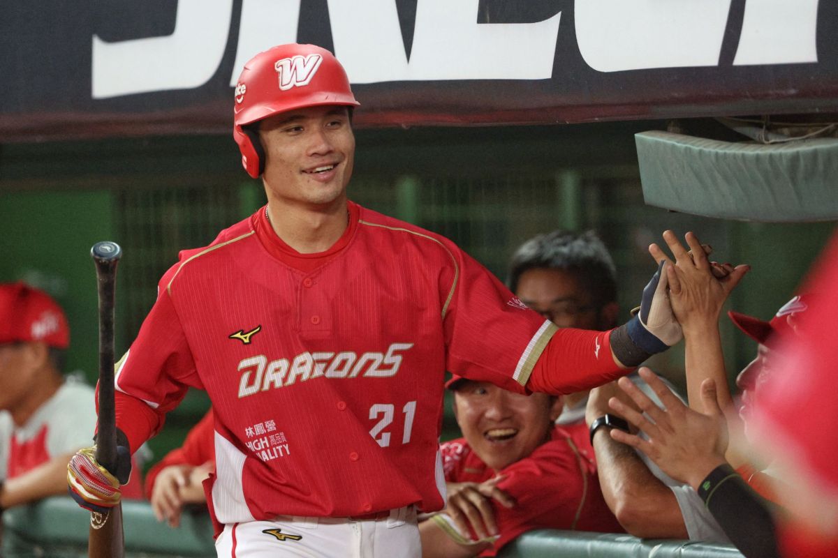 ▲李凱威2025年打出生涯年，以134支安打、28次盜壘拿到安打、盜壘雙冠王，今確定獲得味全龍端出帶有選擇權的複數年約肯定。（圖／味全龍提供）