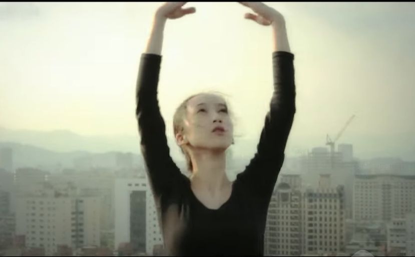 ▲麵包包19歲時車禍差點癱瘓，她努力復健並重新站上舞台跳舞，「真人真事」的勵志故事被拍成微電影。（圖／截自YouTube）