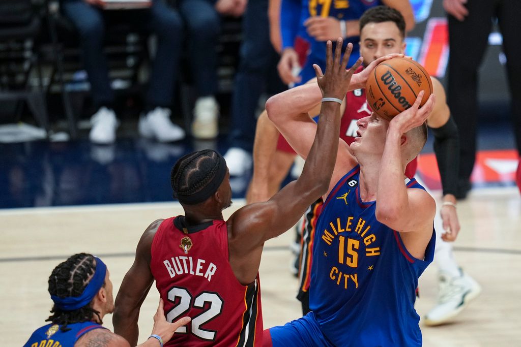 ▲金塊中鋒Nikola Jokic展現全能球風、跳投得手，。（圖／美聯社／達志影像）