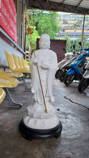 ▲市價高達23萬的佛像遭陳嫌竊取後，棄置於路邊公車站牌旁。（圖／翻攝畫面）