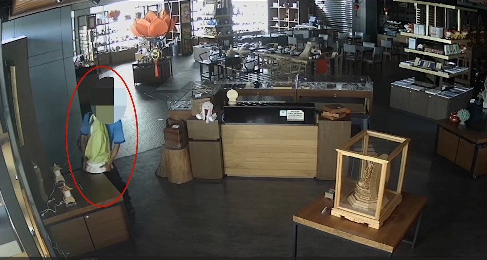 ▲陳嫌竊取佛像。（圖／翻攝畫面）