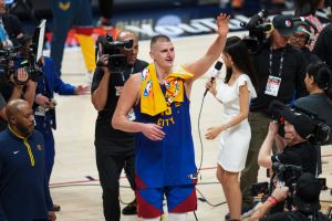 Nikola Jokic ▲丹佛金塊今(2)日以104:93擊敗邁阿密熱火,總冠軍賽首戰開胡,球隊明星中鋒Nikola Jokic砍下27分「大三元」的數據。(圖/美聯社/達志影像)