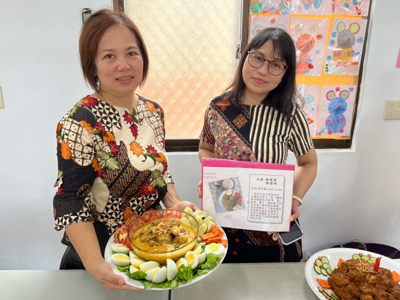 ▲印尼的穆雅妮及陳慧玲準備印尼國民美食「索多湯」。（圖／移民署）