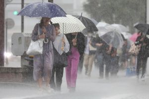瑪娃挾風帶雨逼近日本　當局籲數萬人撤離
