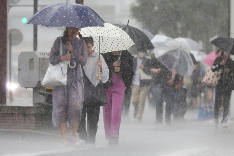 ▲隨著颱風瑪娃（Mawar）逼近，日本部分地區今天遭到大豪雨襲擊。（圖／美聯社／達志影像）