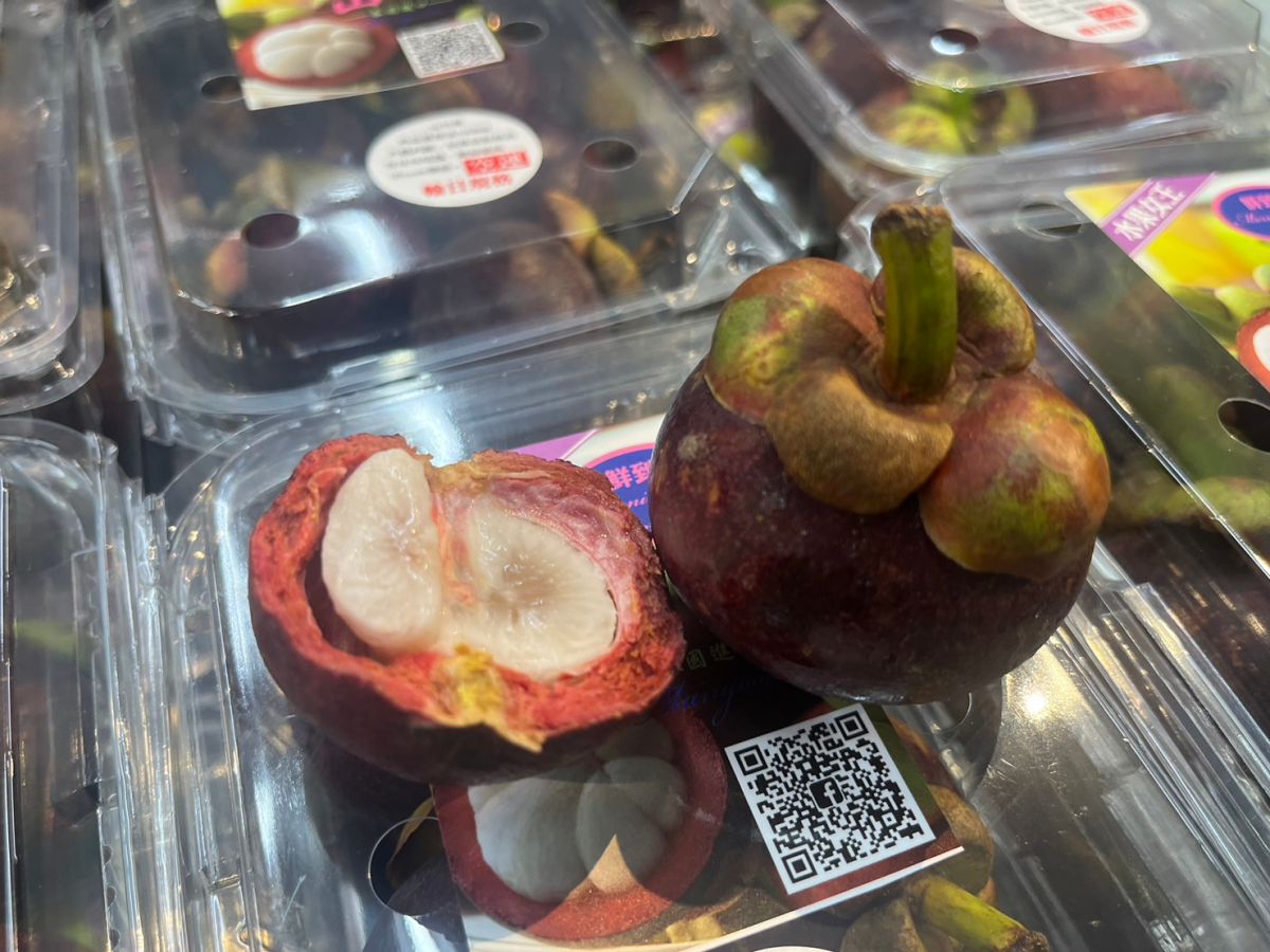 ▲家樂福業者表示，自2019年開放進口新鮮山竹後，今年檔期創下賣場山竹歷史新低價。（圖／記者鍾怡婷攝）