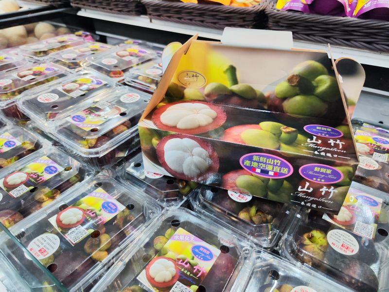 ▲家樂福的新鮮山竹進口貨量穩定，將會一路販售至9月產季結束。（圖／記者鍾怡婷攝）