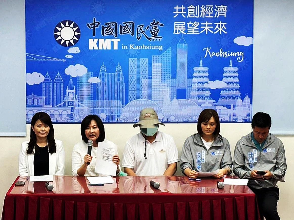 ▲遭性騷擾受害人家屬在議員陳麗娜陪同下開記者會，控訴高雄市消防局政風室主任。（圖／翻攝畫面）