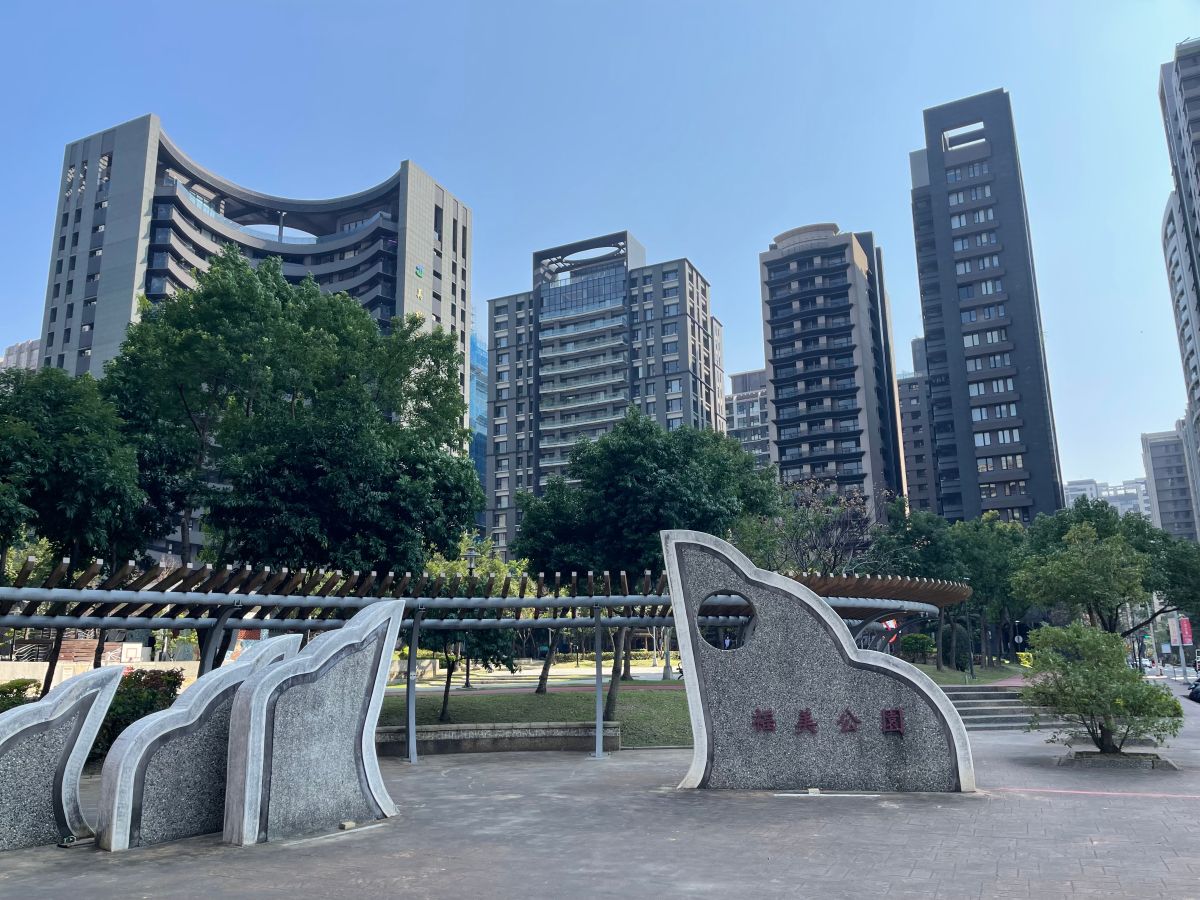 ▲幸福站周邊多是屋齡13年以內的新古大樓，街廓整齊。（圖／資料照片）