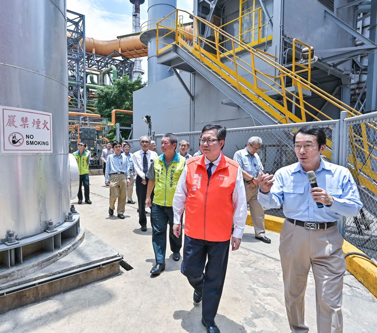 ▲行政院副院長鄭文燦(前左)視察鋼化聯產先導工場，由中鋼技術部門副總經理鄭際昭(前右)解說。(圖／記者黃守作攝，2023.06.02)