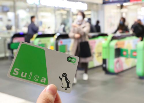 ▲日本鐵路公司於日前表示，6月8日之後將會暫停販售不記名的Suica及PASMO實體卡片。（圖／美聯社／達志影像）