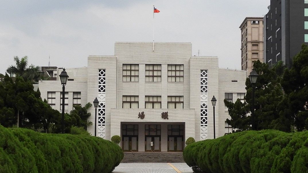 ▲ 營建署高官驚傳透過立委幕僚牽線索賄，北檢今日派員搜索該幕僚位於立委辦公室座位。（翻攝自國會頻道網站）