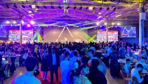 World Gym辦5000人春酒嗨翻 宣布跨足零售服務 ▲睽違四年,健身業龍頭World Gym今辦5000人春酒盛會,全場嗨翻。(圖/業者提供)
