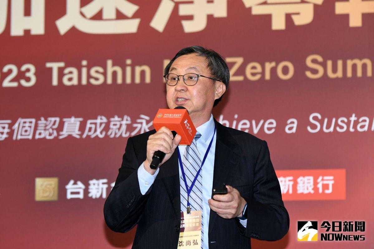 ▲大亞集團董事長沈尚弘今（2）日在「2023 台新淨零電力高峰論壇」，分享綠電轉型策略及從能源的產生、傳輸、轉換、儲存到管理的完整能源鏈服務的佈局經驗。（圖／記者林調遜攝）