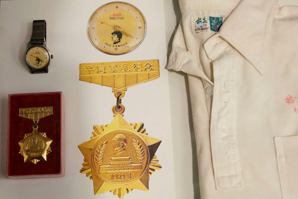 ▲天安門事件34週年前，全球唯一的六四紀念館在紐約開幕，籌備團隊並蒐集當年民運所用標語、速印機及傷者血衣等文物準備展出。（圖／美聯社／達志影像）