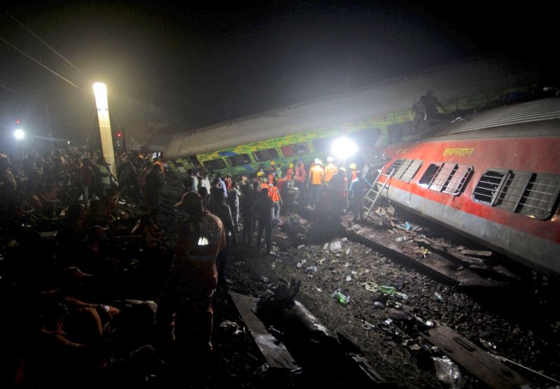 ▲印度東部奧里薩省（Odisha）發生火車相撞的慘劇，釀成嚴重死傷。（圖／美聯社／達志影像）