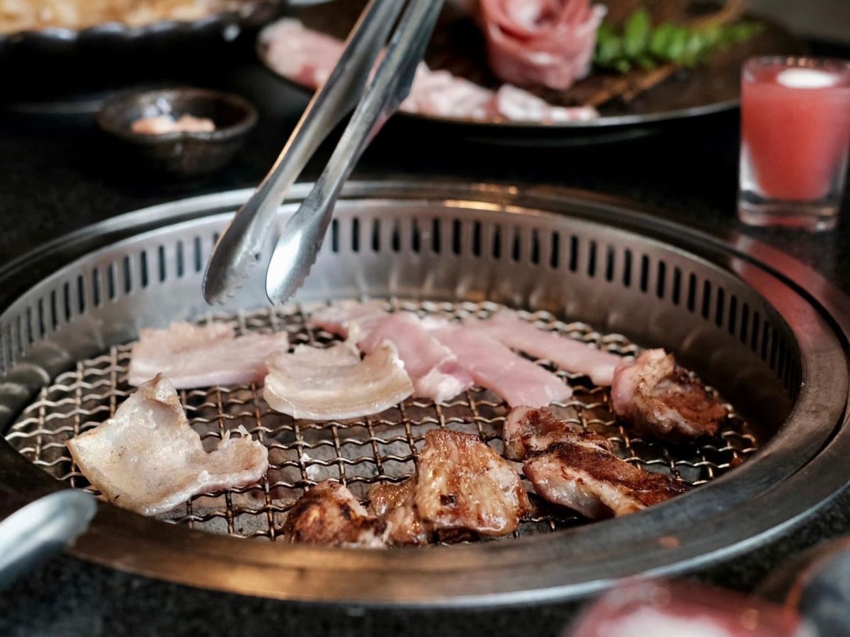 ▲知名燒肉品牌「碳佐麻里」爆發食物中毒案，林口長庚醫院臨床毒物中心主任顏宗海提醒，吃燒肉店要特別小心「冷盤類」和「海鮮類」。（圖／記者葉盛耀攝）