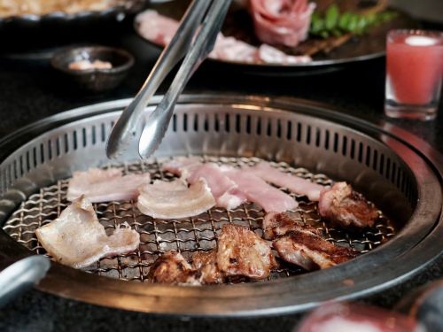 碳佐麻里爆食物中毒!燒肉店「2種食材」最危險 醫師:別再貪吃