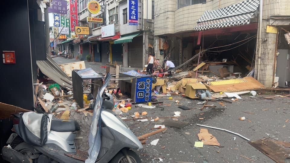 ▲3日上午，位於苗栗市的南苗商圈，一間賣牛肉麵與餡餅店發生瓦斯氣爆，釀4人傷者送醫。（圖／民眾提供）  