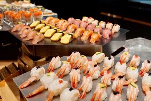 ▲綜觀民眾到Buffet時，第一個會拿取的食物是海鮮區，包含蝦蟹與生魚片、壽司等。（圖／饗賓餐旅事業提供）