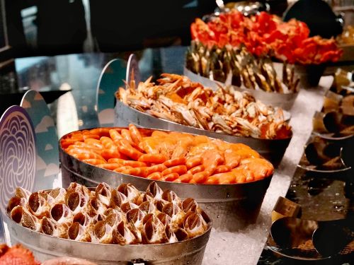 饗食天堂統計出海鮮類中的蝦類料理最受歡迎,包含燙白蝦、炸蝦等菜色。(圖/記者葉盛耀攝) ▲饗食天堂海鮮類中的蝦類料理尤其受到歡迎,包含燙白蝦、炸蝦等菜色。(圖/記者葉盛耀攝)