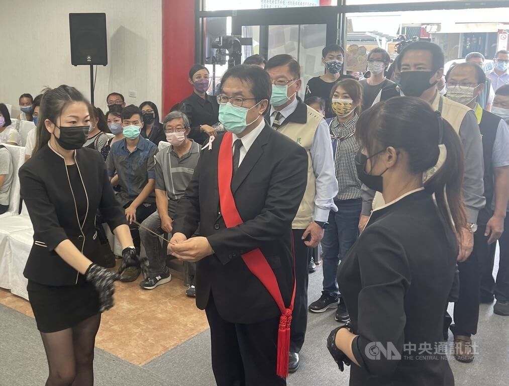 ▲台南市3歲女童在斑馬線上遭撞不治，家屬3日在台南市立殯儀館舉辦告別式，台南市長黃偉哲（前中）出席追思。中央社記者張榮祥台南攝 112年6月3日