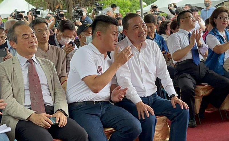 ▲侯友宜出席沙鹿深波圖書館重新開館活動，在台下與顏寬恒並肩而坐交談。（圖／翻攝顏寬恒臉書，2023.06.03）