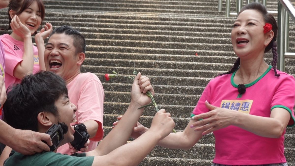 ▲楊繡惠（右）被男大生下跪告白，逗得她心花怒放，霸氣喊話：「來找老娘，一輩子不用奮鬥！」（圖／民視提供）