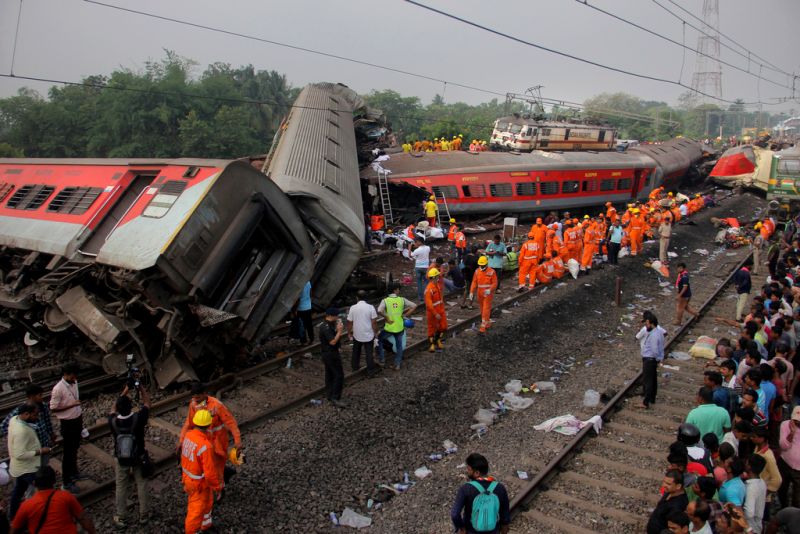 ▲印度發生20多年來最慘重的鐵路事故後，當局今天表示，救援行動已經劃下句點，號誌系統故障被認為是造成至少275人死亡的可能原因。（圖／美聯社／達志影像）