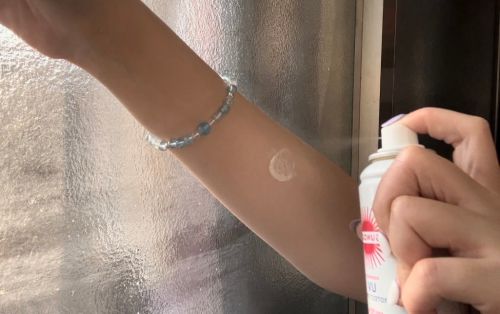 防曬塗抹均勻相當重要,像是噴霧型的就要特別在用手掌抹勻。(圖/記者鍾怡婷攝) ▲防曬塗抹均勻相當重要,像是噴霧型的就要特別在用手掌抹勻。(圖/記者鍾怡婷攝)