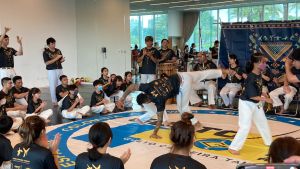 ▲這場巴西戰舞晉級頒帶典禮及演出現場聚集了超過150位學習巴西戰舞的學員，展現精采的卡波耶拉巴西戰舞的力量與音樂能量。（圖／兔兔熊翻滾教室提供）
