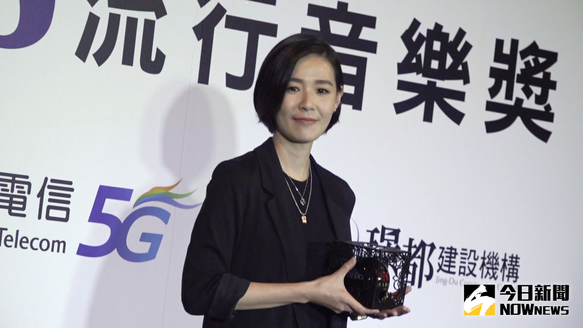 ▲安溥頸椎破裂手術後首露面，依舊活力十足，衝到媒體室笑說被HUSH的墊肩刺激。（圖／記者朱永強攝）