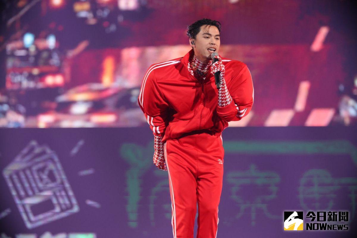 ▲hito音樂獎，HUSH穿3萬元巨大墊肩裝開唱，自爆金曲獎服裝更誇張。（圖／記者陳明中攝影） 