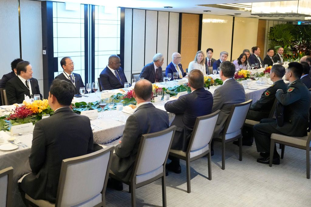 ▲美日澳菲4國國防部長今天在「香格里拉對話」亞洲安全會議進行場邊會談，這是4國防長首度舉行會談，一致同意要加強合作對付軍事行動擴大的中國。圖為各國防長圓桌會議照片。（圖／美聯社／達志影像）