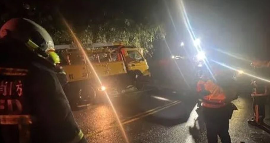 ▲台電公司谷關服務所張姓副所長及陳姓員工，3日晚間駕駛工程車進入中橫便道搶修，未料工程車突然往前滑動，張男見狀隨即跳上車，但車輛卻撞擊左側山壁護牆，張男遭夾受困車內，被救出時已無呼吸心跳（圖／翻攝畫面）  