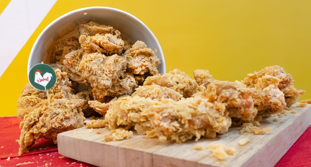 ▲歡慶畢業季，拿坡里炸雞專賣店1公斤腿排桶特價319元、2公斤腿排桶599元，加碼灑粉薯條買一送一優惠。必勝客PK雙饗卡APP也有優惠。（圖／三商餐飲提供）