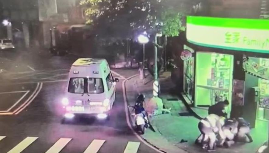 ▲陳男因酒後失態，於永和區永和路一段某超商鬧事，還動手攻擊員警，直到支援警力趕抵，才將陳男壓制上銬。（圖／翻攝畫面）  