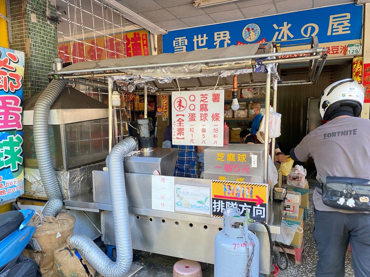 ▲高雄「朱爺爺QQ蛋地瓜球」賣著每顆僅1塊錢的QQ蛋，是許多老高雄人的銅板美食下午茶，去年搬到原址對面的騎樓下，不再是餐風露宿的小攤車。（圖／記者葉盛耀攝）