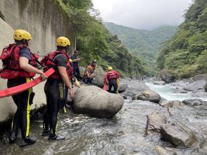 新北烏來驚傳泛舟意外！27歲男領隊落水失蹤　大批警消搜救中
