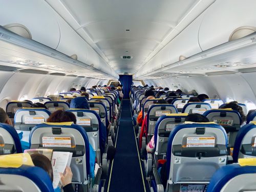 ▲一名空服員指出,她認為若想當一名合格的旅客,應該在登機過程中全神貫注,而非使用手機或耳機分心,否則很可能導致登機效率不佳。(圖/記者蕭涵云攝) ▲一名空服員指出,她認為若想當一名合格的旅客,應該在登機過程中全神貫注,而非使用手機或耳機分心,否則很可能導致登機效率不佳。(圖/記者蕭涵云攝)