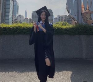 ▲15歲、國中畢業的小S二女兒Lily在IG貼出穿學士服跳舞影片，被誤會是「大學畢業。（圖／截自Lily IG）