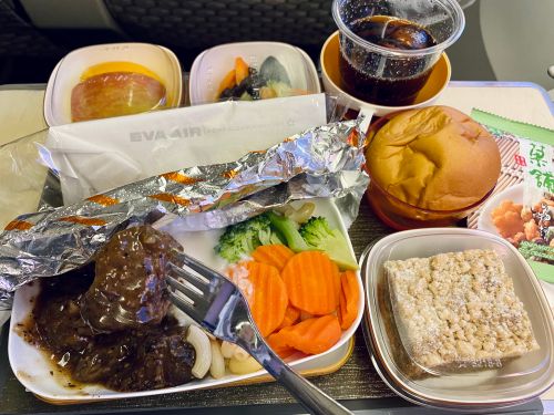 「吃不完留著」害慘旅客？防檢署：飛機餐入境最高罰百萬
