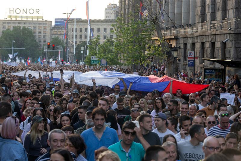 ▲塞爾維亞接在連發生兩起槍擊案造成18人死亡後，今天數以萬計民眾再次走上首都貝爾格勒（Belgrade）街頭怒嗆政府。（圖／美聯社／達志影像）