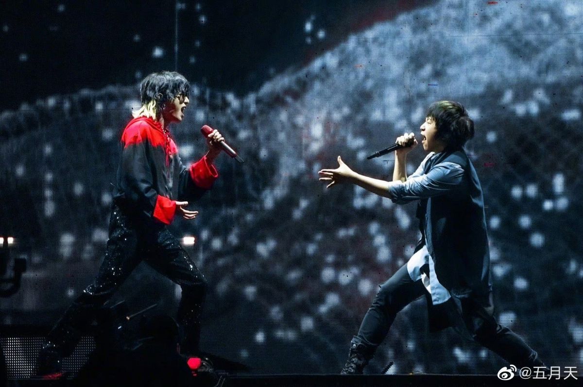 ▲五月天鳥巢演唱會最終場邀請華晨宇（左）當嘉賓，引起部分粉絲不滿。（圖／翻攝自五月天微博）