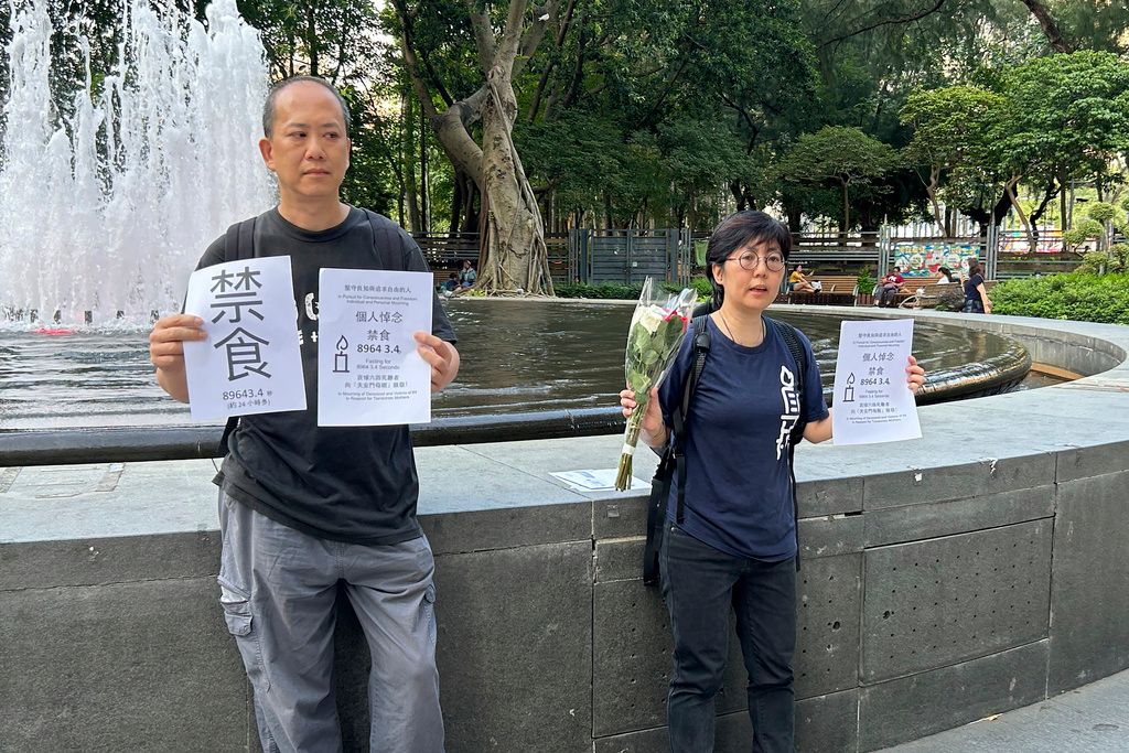 ▲香港警方自周六（3日）起，拘捕或帶走至少12人，包括本身是台灣大學研究生、天安門母親運動代表劉家儀（圖右），她被指與支聯會常委關振邦（圖左）「作出具意圖煽動的作為」被帶走。（圖／美聯社／達志影像）