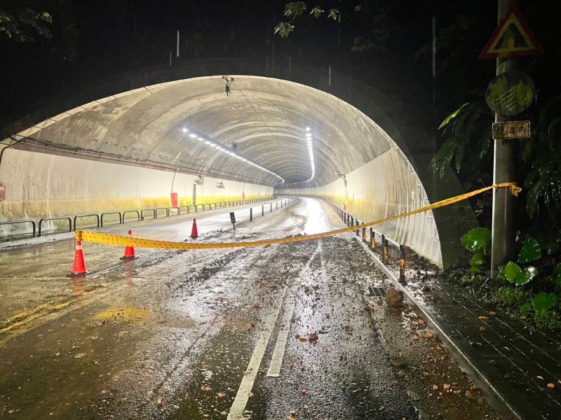 ▲連日大雨，台北市內湖區康樂隧道（康樂街出口處），有土石滑落。（圖／翻攝自何孟樺臉書）
