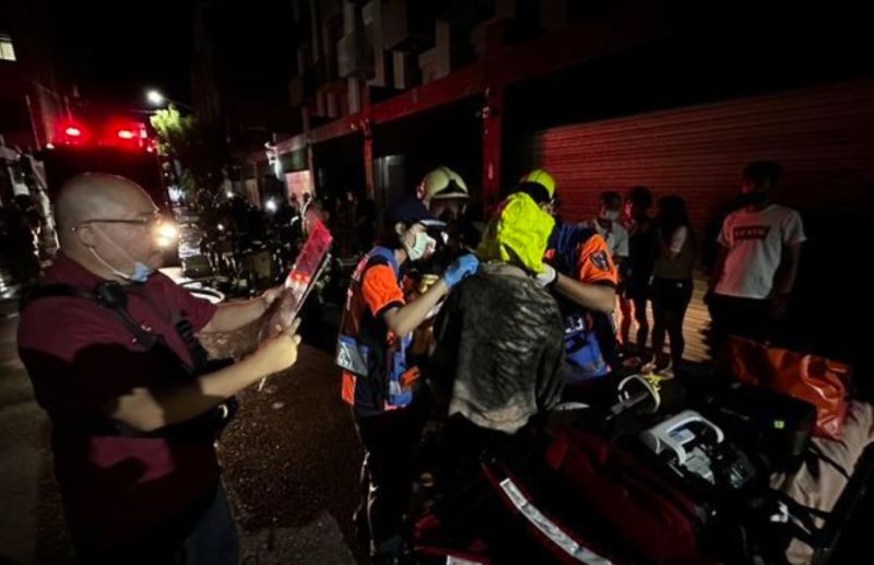 ▲5日凌晨，台南市永康區龍中街某民宅發生火警，救出受困的2位民眾，另有5人經引導脫困。（圖／翻攝畫面） 