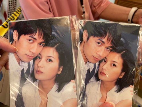 ▲古巨基(左)、趙薇當年演出《情深深雨濛濛》。(圖 /瓊瑤的春光花園臉書) ▲古巨基(左)、趙薇當年演出《情深深雨濛濛》。(圖 /瓊瑤的春光花園臉書)